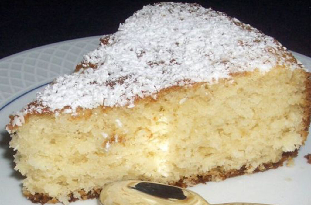 La torta all’acqua al cocco senza uova, latte e burro. La ricetta di sole 140 calorie!