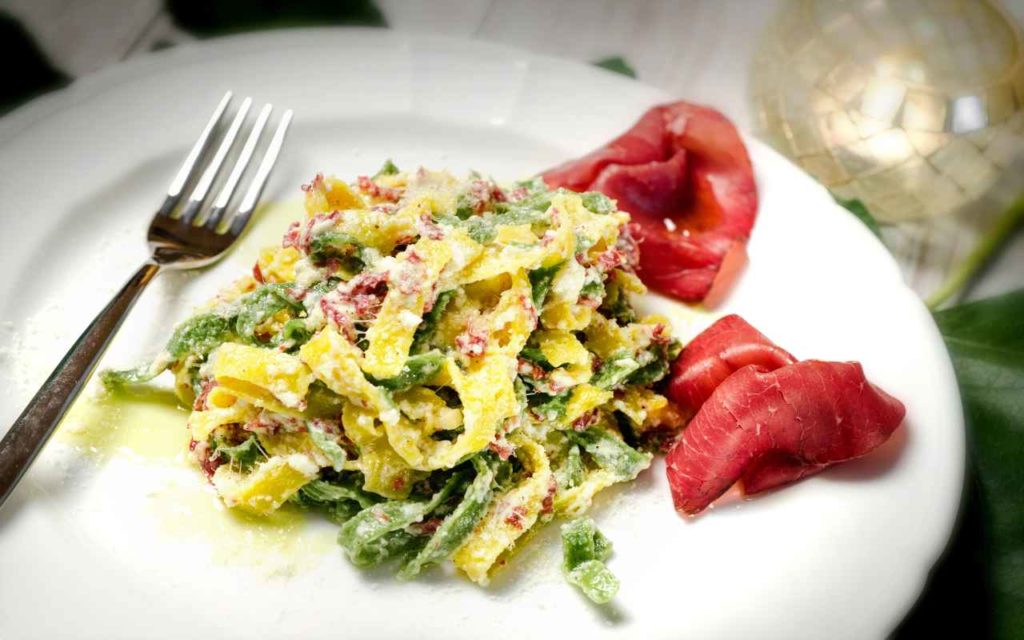 Pasta con ricotta, bresaola e rucola, un piatto che si prepara in 5 minuti ed ha solo 250 calorie!