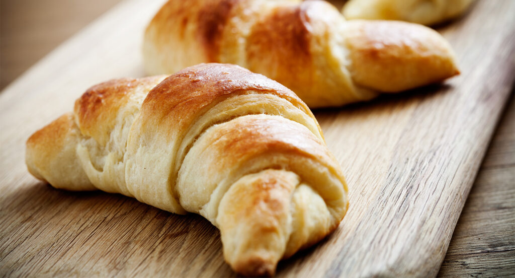 Cornetti al latte e yogurt senza burro per una colazione gustosa e leggera di sole 190 calorie!