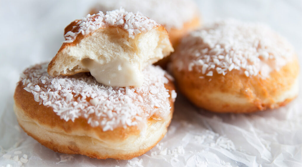 Donuts al cocco senza burro e uova, una ricetta gustosa che non potrai non provare. Solo 95 calorie!