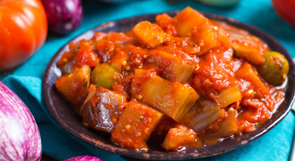 La caponata di melanzane, un gustosissimo contorno leggero che piacerà a tutti. Solo 150 calorie!