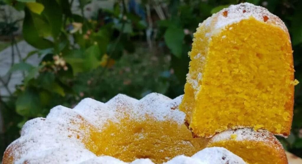 La torta di carote sofficissima, poca farina e davvero buona. Ha solo 120 calorie!