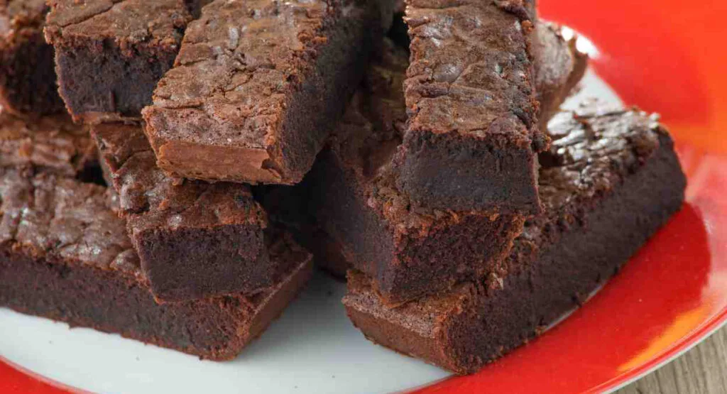 La torta brownies di pandoro, buonissima per riciclare il pandoro. Solo 170 Kcal!