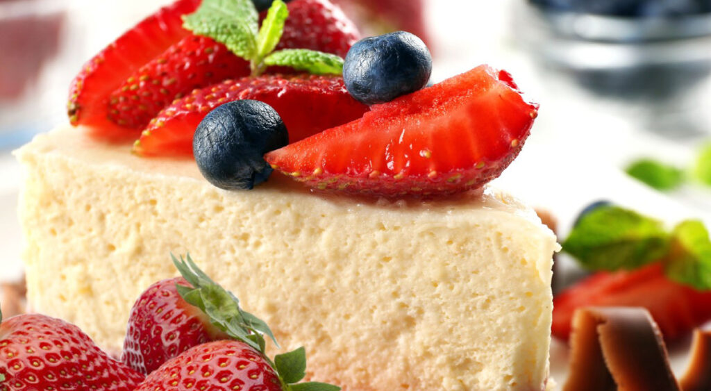 Cheesecake alle fragole light, il dolce che può essere mangiato a dieta. Solo 120 Kcal!