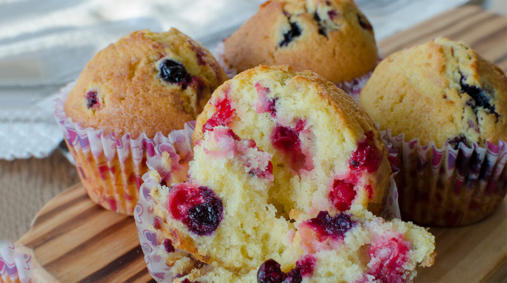 Tortini al latte e frutti di bosco, una ricetta irresistibile per colazione. Solo 100 Kcal!