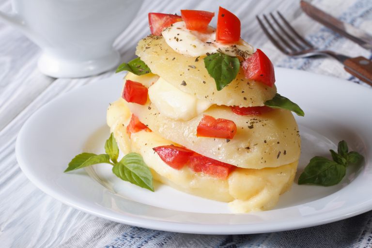 Preparate la parmigiana di patate così e poi infornate, dietetica e buona. Solo 240 Kcal!