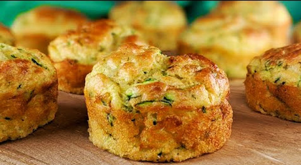 Muffin di zucchine e formaggio sofficissimi con poche calorie. Solo 75 Kcal!