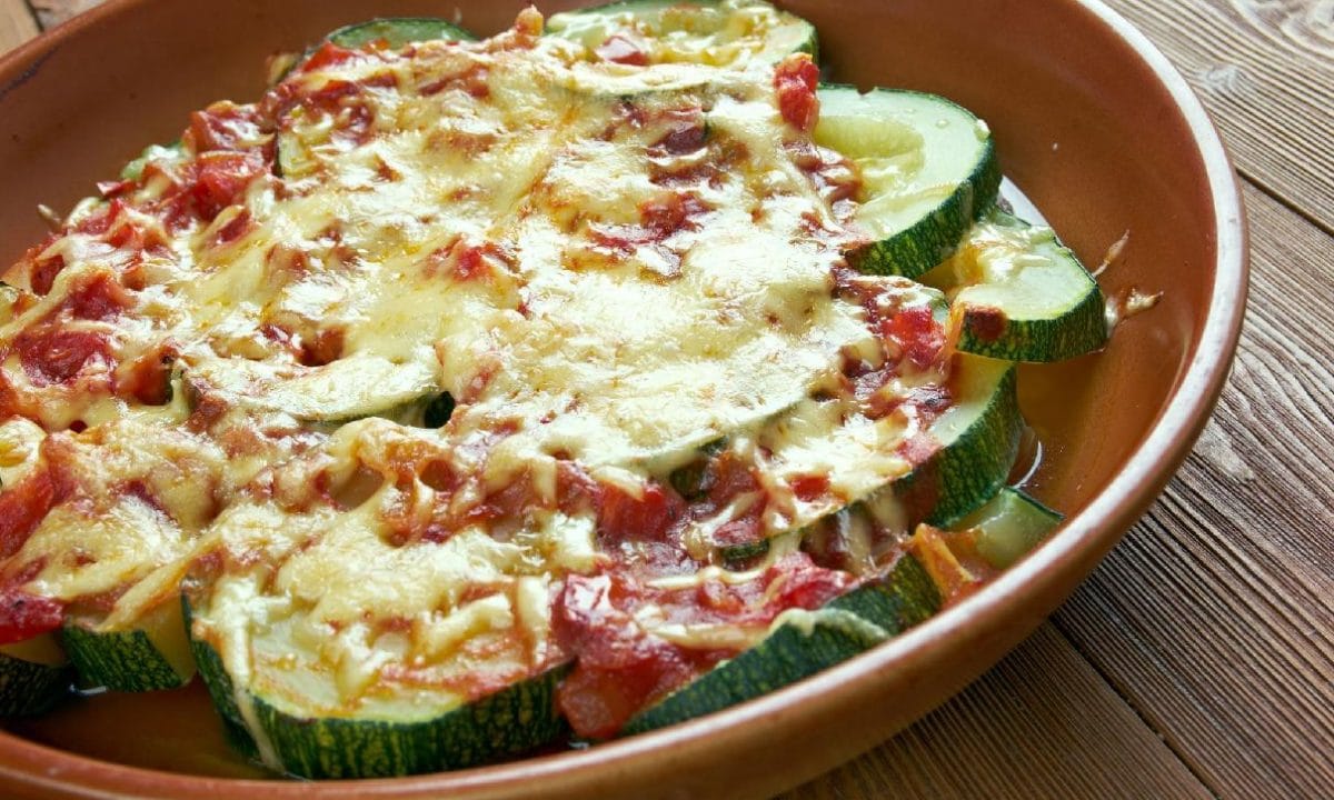 Zucchine, pomodoro e scamorza