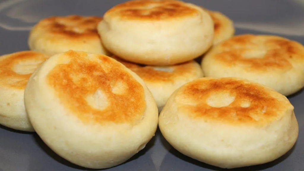 Pane in padella in 10 minuti, la ricetta velocissima senza lievitazione e senza forno. Solo 95 Kcal!