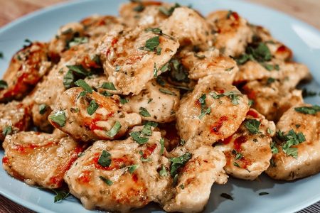 Petto di pollo morbido e saporito, mia nonna lo cucina così ed è  buonissimo! Solo 280 Kcal