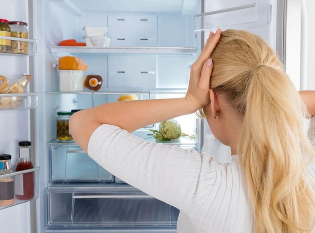 Non c’è acqua fredda in frigo: e ora? Metti le bottiglie nel sale | Bastano 5 minuti, pazzesco quel che succede!