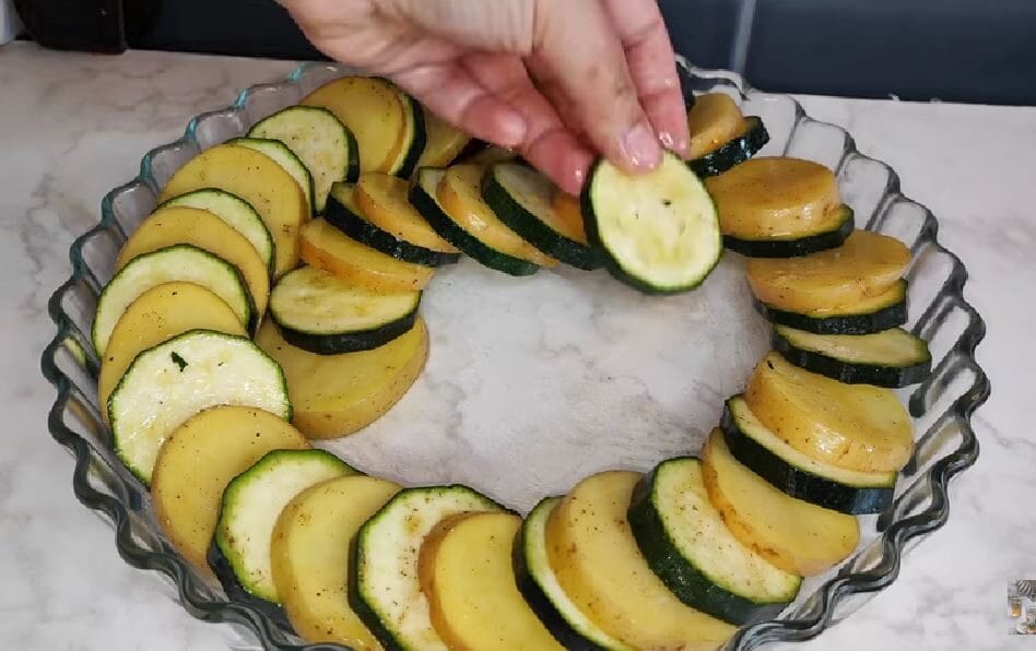 2 zucchine e 4 patate: ecco cosa preparo per cena, altro che carne! La mangerei tutta | Solo 180 Kcal