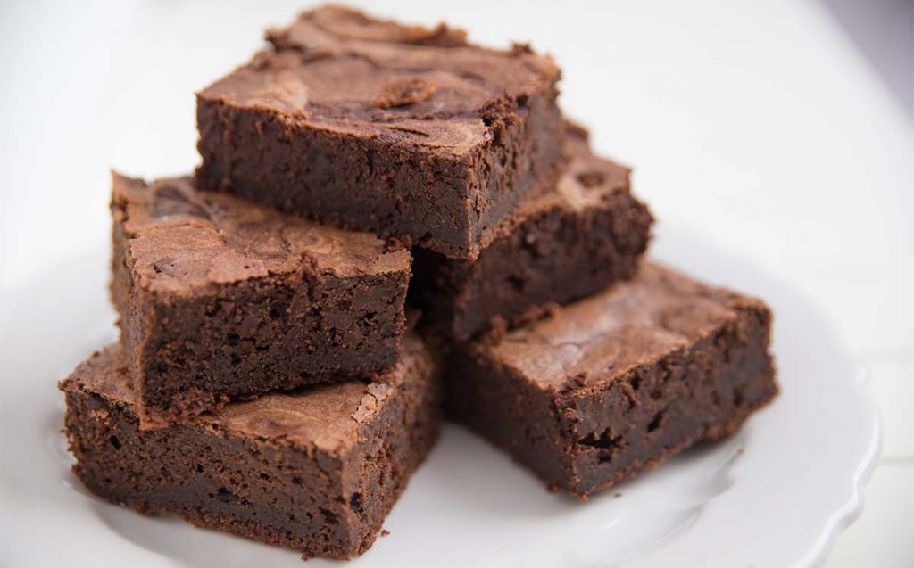 Con questi 4 ingredienti ho preparato i brownies al cioccolato: senza farina, latte, uova e glutine | Solo 100 Kcal!