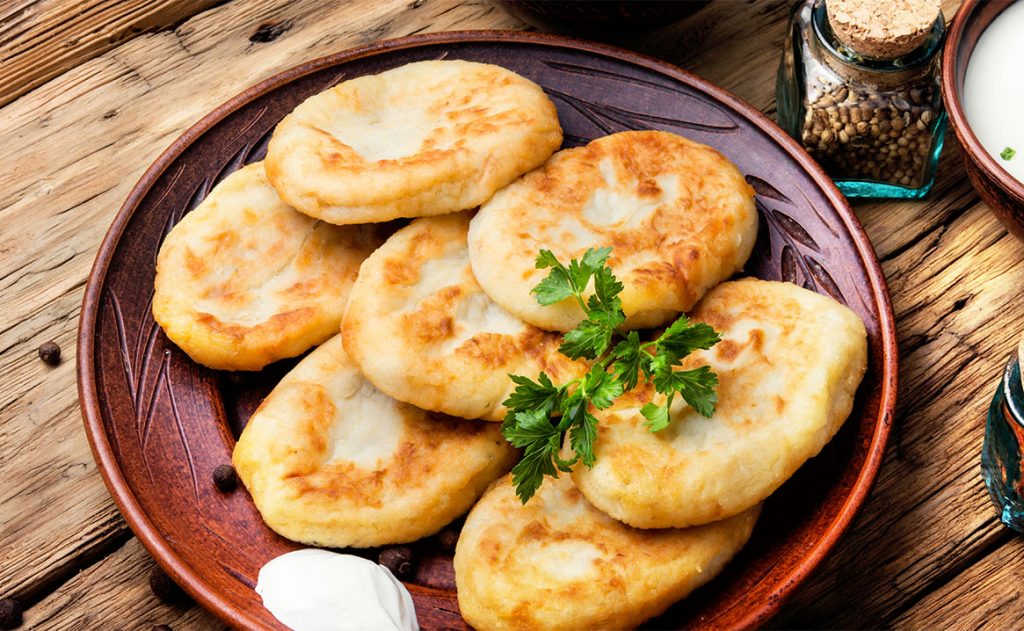 Frittelle di patate, io preparo l’impasto così e li cucio in forno | Ogni volta spariscono al volo | Solo 60 Kcal!