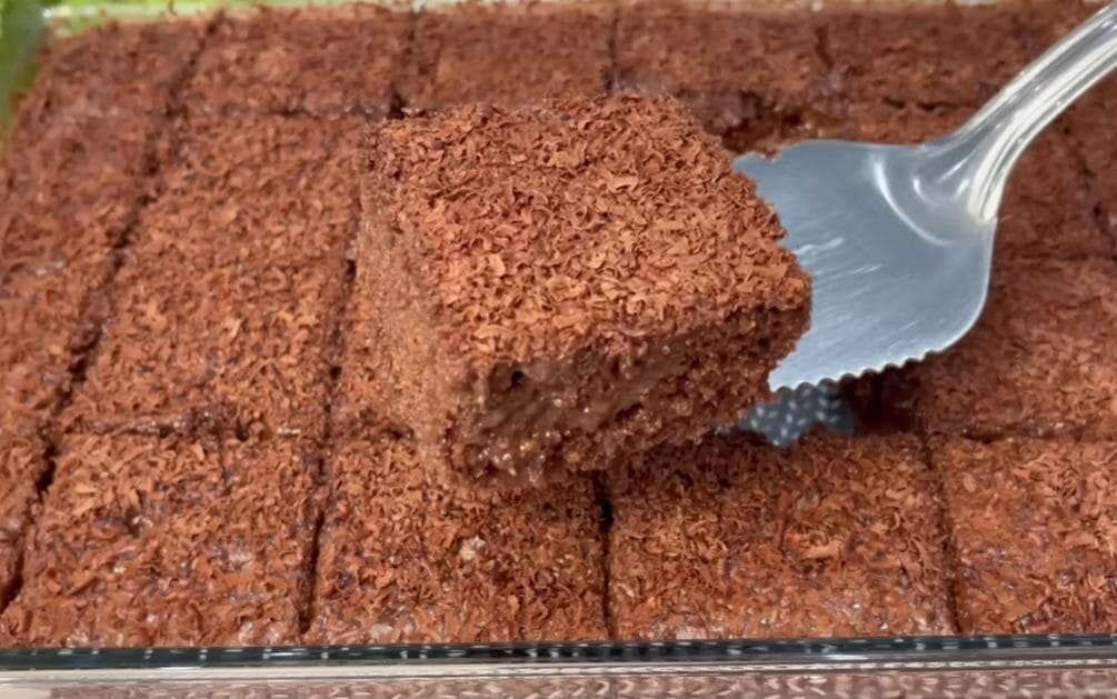 Verso questo composto sulla torta e aggiungo il cioccolato: si scioglie in bocca | Solo 160 Kcal!