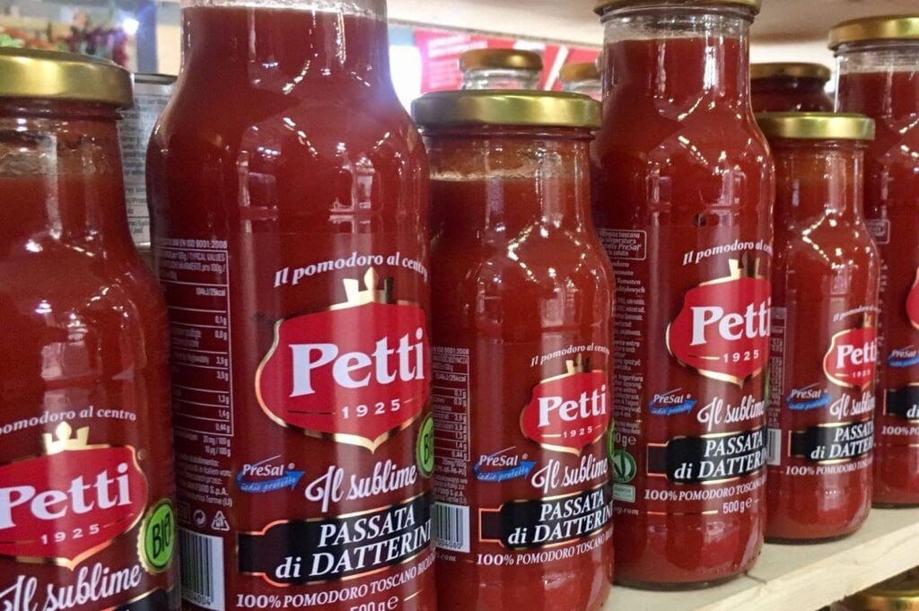 Passata di pomodoro, queste sono le marche che si salvano: niente pesticidi | Soltanto una è la peggiore!