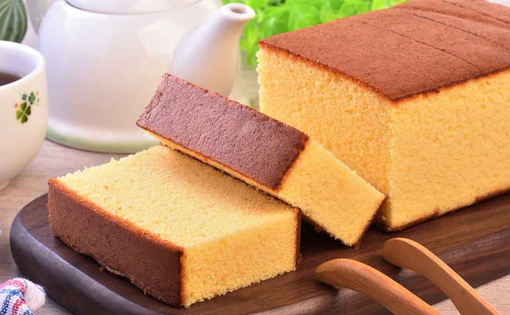 Se hai 2 uova, del latte e un po’ di farina prepara questa torta: è sofficissima | Solo 90 Kcal!