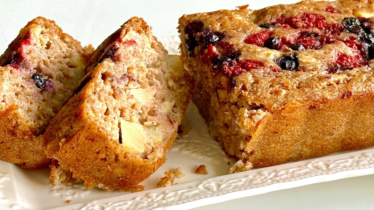 Plumcake yogurt, mele e frutti di bosco