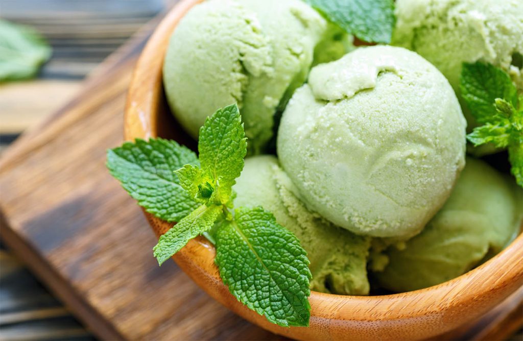 Frullo insieme menta, limone e panna: preparo questo gelato golosissimo quando ho ospiti | Solo 190 Kcal!