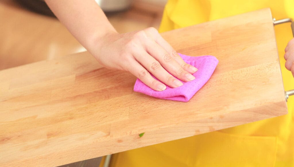 Questo attrezzo da cucina va pulito ogni giorno così: se non lo facciamo, portiamo BATTERI e PARASSITI a tavola | Eppure non lo fa mai nessuno!