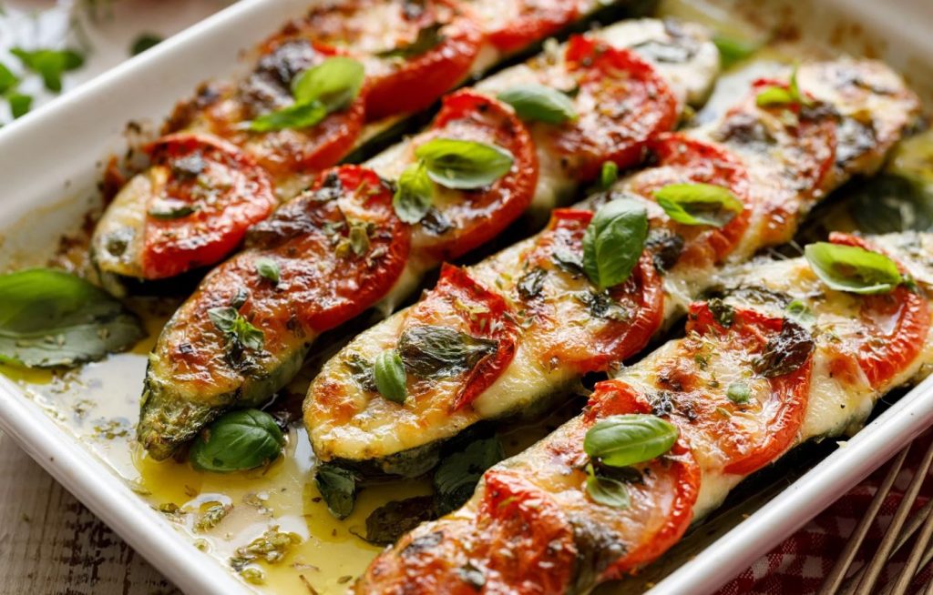 Zucchine alla caprese, la mia nonna le faceva sempre così: sono deliziose | Solo 160 Kcal!