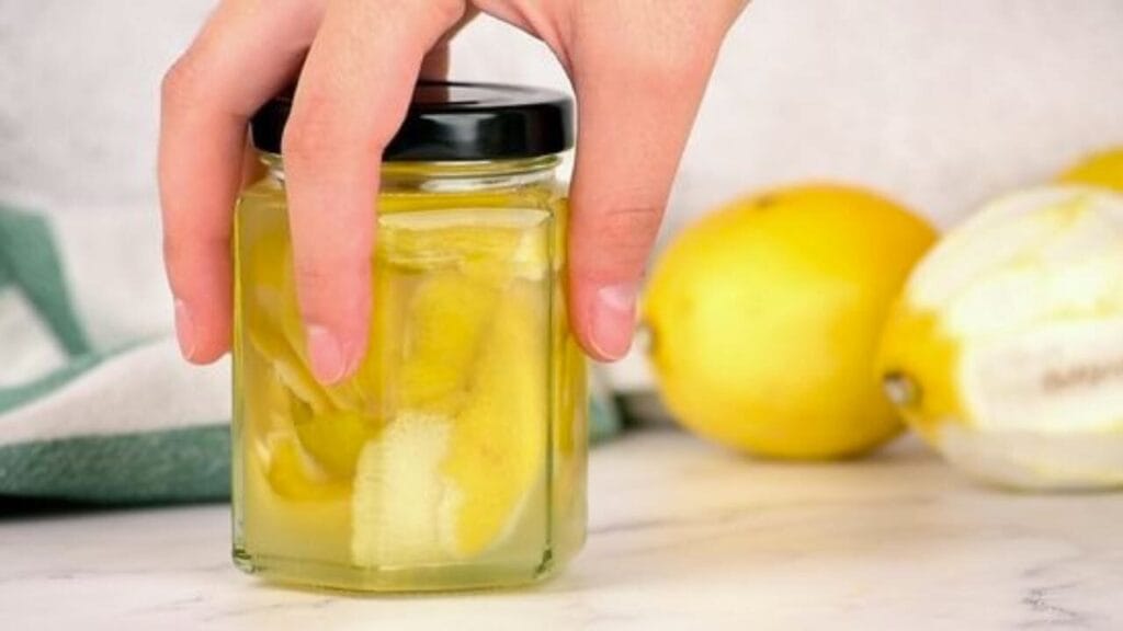 Bucce di limone, non buttarle via: “valgono oro” | Mettile in un barattolo e versaci l’olio: puoi usarlo così!