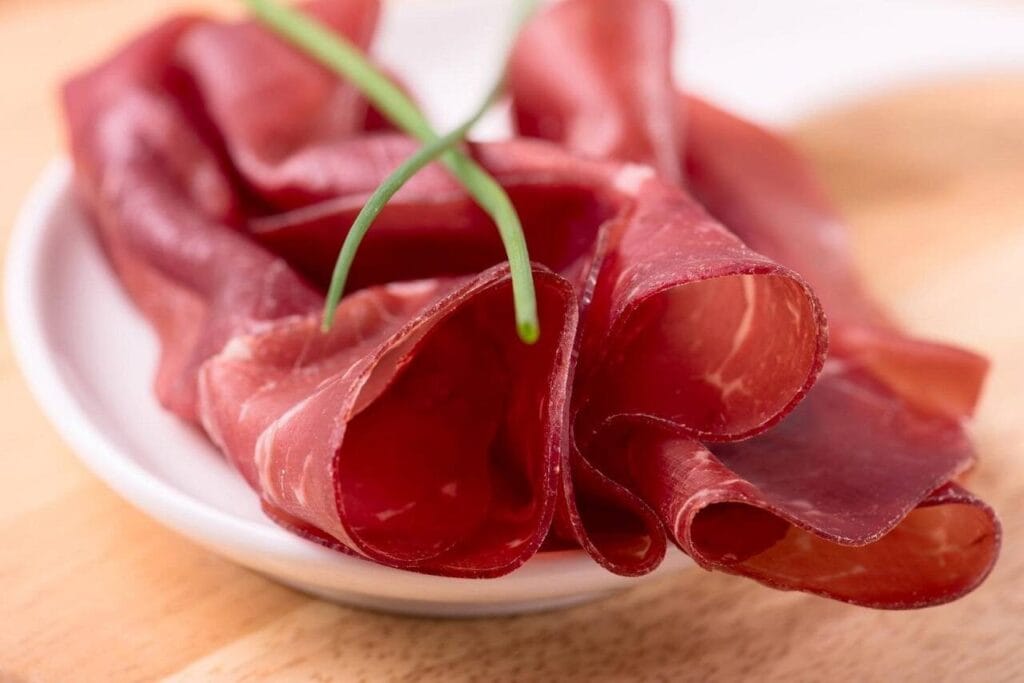 Bresaola, altro che sana e leggera: se consumata così diventa pericolosa | Nessuno lo sa!