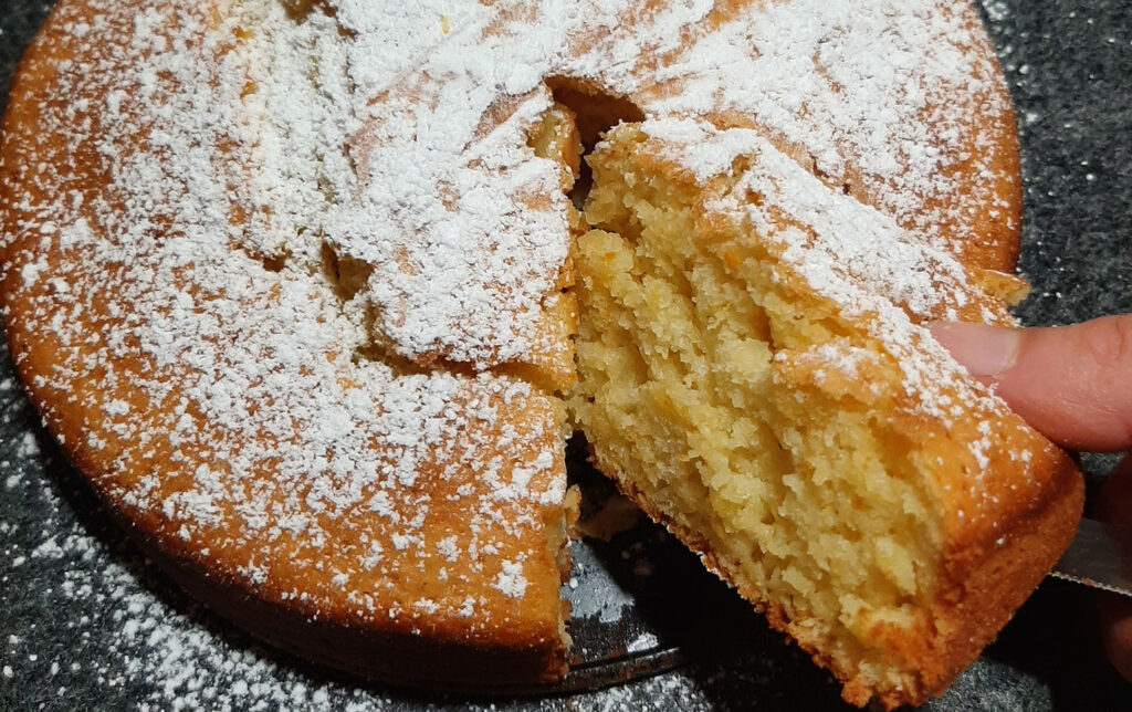 Frullo un’arancia e il latte assieme, non c’è burro: questa torta è andata a ruba | Solo 180 Kcal!