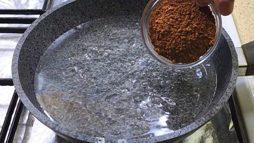 Verso il cacao in polvere nell’acqua bollente e guarda cosa ne esce fuori, salverai subito la ricetta!