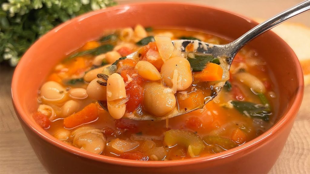La zuppa di fagioli della salute di appena 230 calorie, la mangio almeno una volta a settimana per integrare tutti i nutrienti!