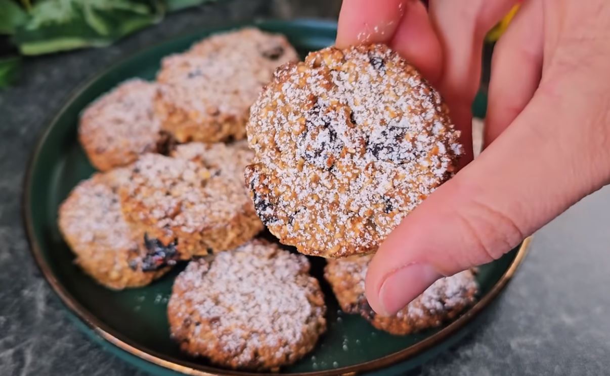 Biscotti di avena, banana, mela e noci