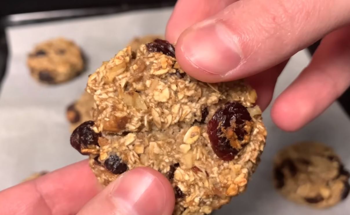 Biscotti di avena, banana, noci e mirtilli