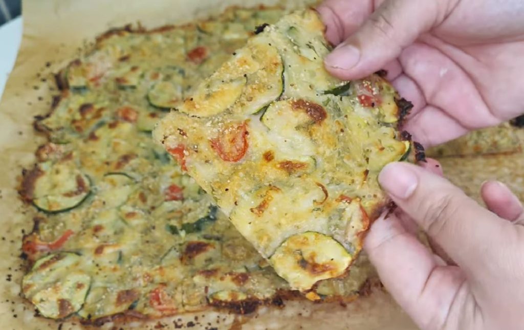 La mangio sempre quando non ho voglia di appesantirmi la sera, questa focaccia di zucchine apporta 200 calorie a fetta!