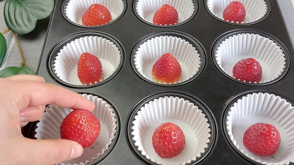 Metto le fragole in uno stampo per muffin e poi ci verso l’impasto: li mangerei tutti in una volta | Solo 130 Kcal!