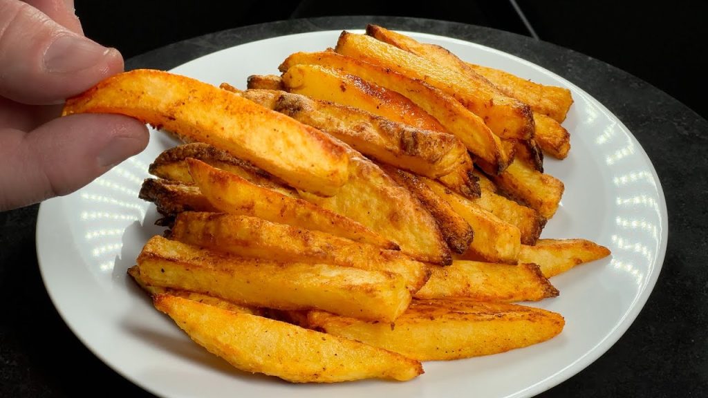 Un solo cucchiaio di olio, le patatine fatte così sono croccanti e anche più buone di quelle fritte | Solo 170 Kcal!