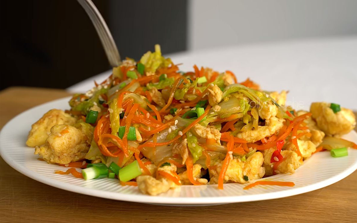 Insalata di cavolo e verdure in padella