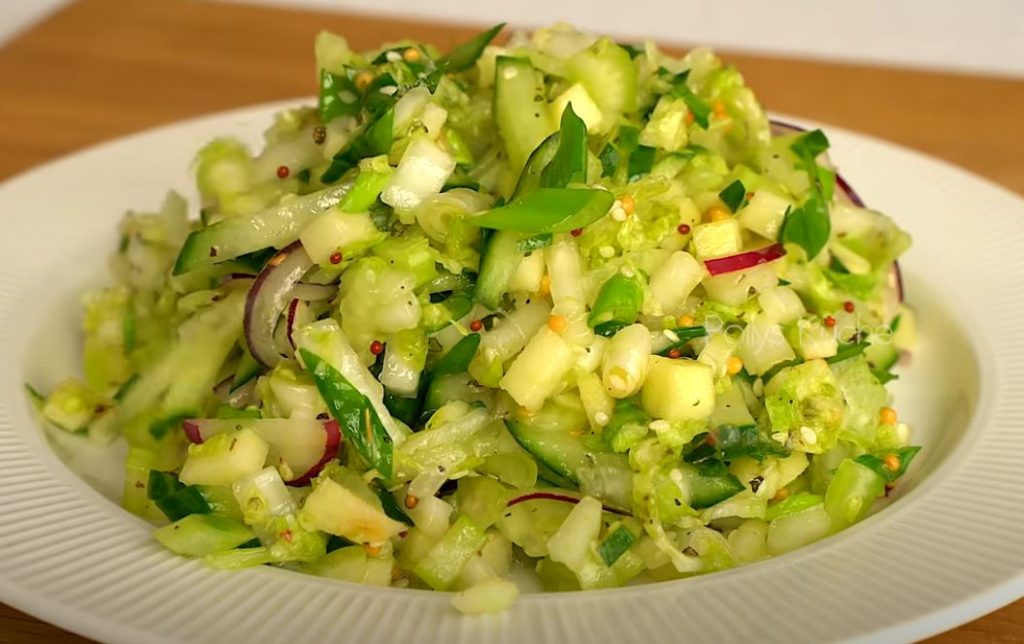 Questa insalata è perfetta da mangiare la sera per restare leggeri e fare il pieno di nutrienti | Solo 280 Kcal!