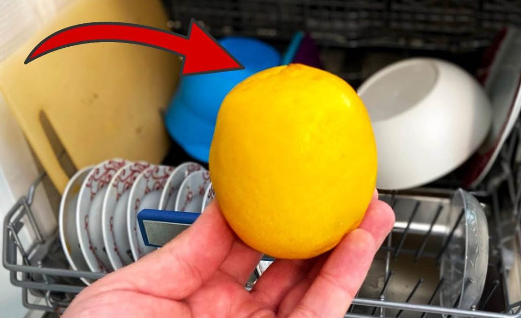 Metto un limone nella lavastoviglie, guarda cosa succede dopo averlo fatto: è incredibile aver scoperto questo trucco!