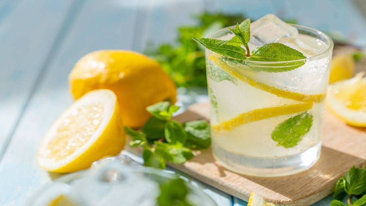 Acqua al limone, menta e stevia