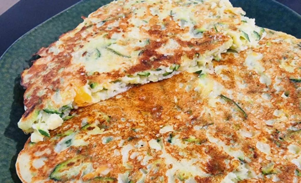 La ricetta velocissima per cena, questi maxi pancake di zucchine apportano appena 150 calorie e li farcisco come voglio!