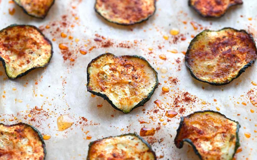 Chips di zucchine al forno, le sostituisco spesso alle patatine in busta: saporite e croccanti!