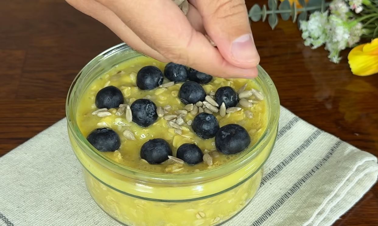 Dessert di avena, mango e mirtilli