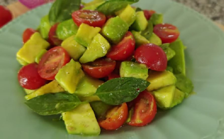 L’insalata estiva della salute, è fresca e tanto nutriente: la mangio quando fa molto caldo | Solo 300 Kcal!