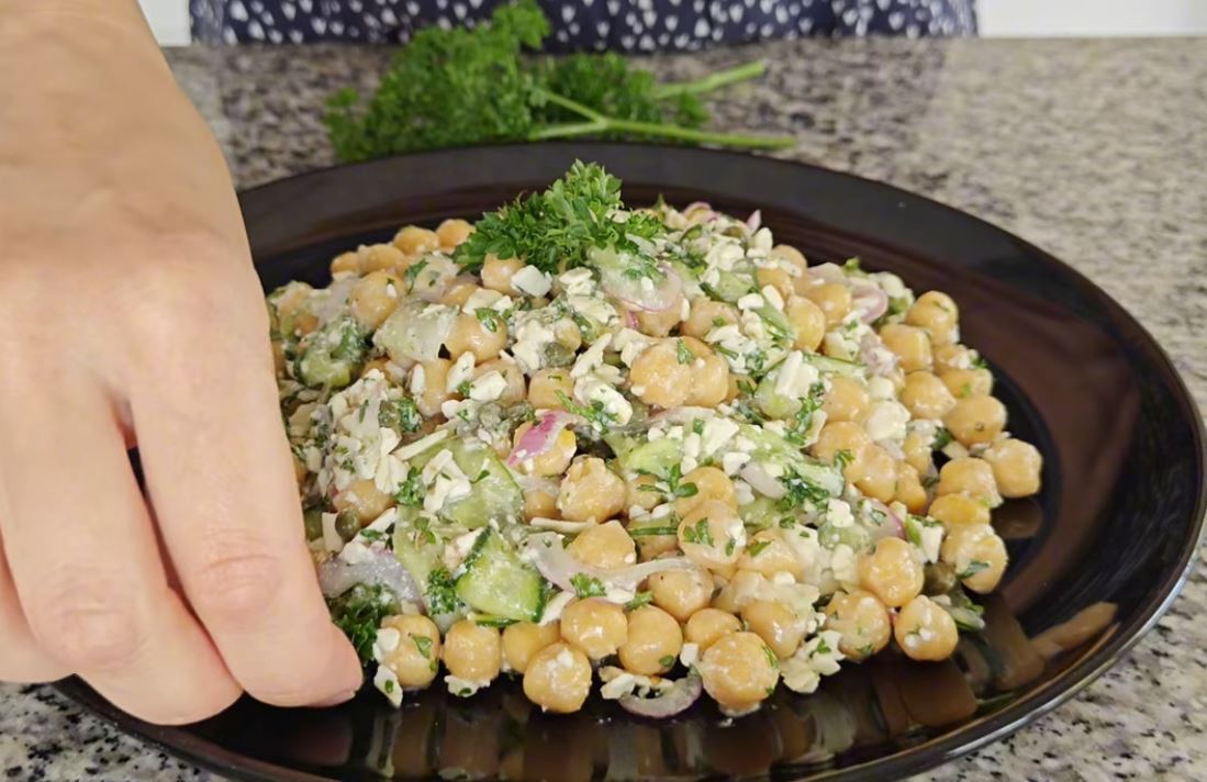 Insalata di ceci, cetrioli e feta