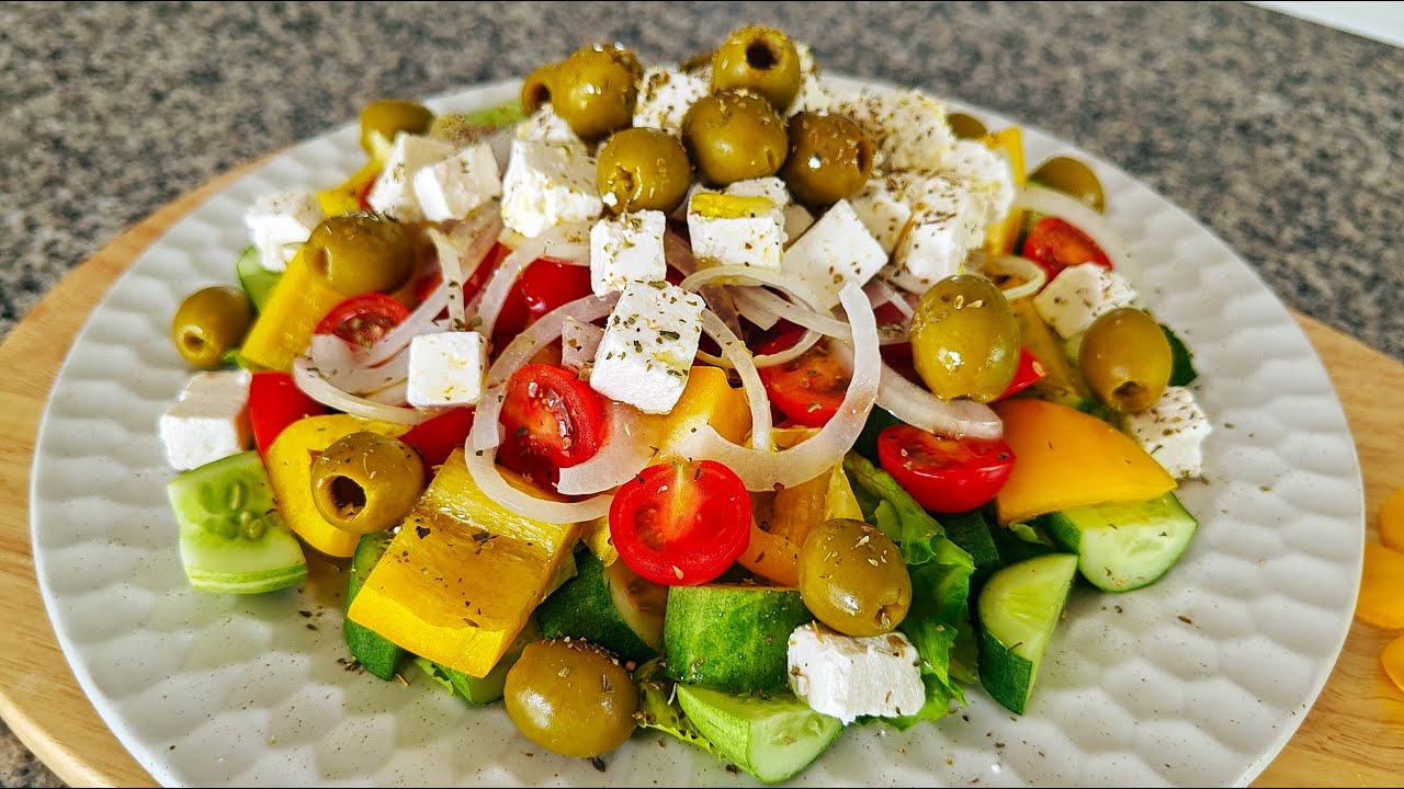 Insalata di cetrioli, pomodorini, feta e olive