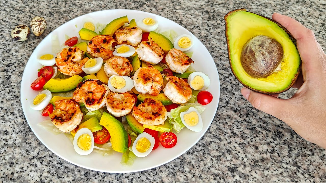 Insalata di uova di quaglia, avocado e gamberetti