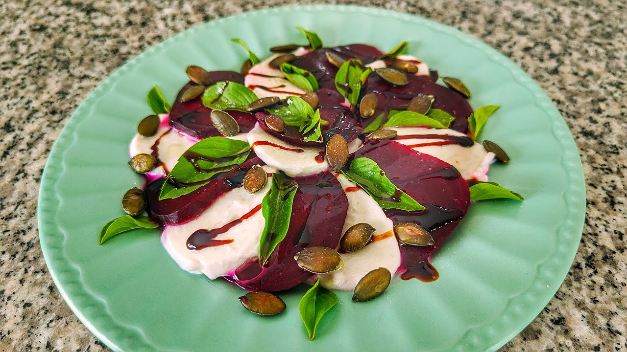 Insalata caprese con la barbabietola