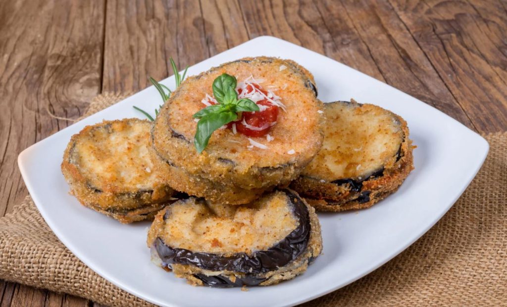 Quando ho ospiti a cena molte volte preparo queste melanzane ripiene e impanate, ma cotte al forno | Solo 150 Kcal!