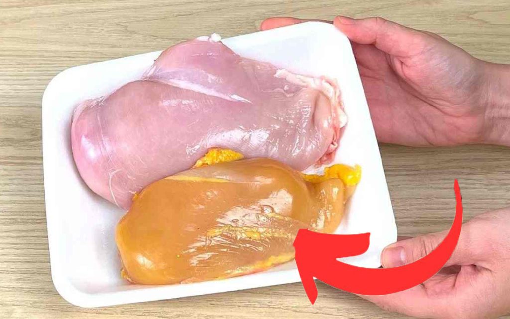 Petto di pollo “giallo o rosato” al supermercato, cosa cambia? Il migliore da acquistare secondo l’esperto!