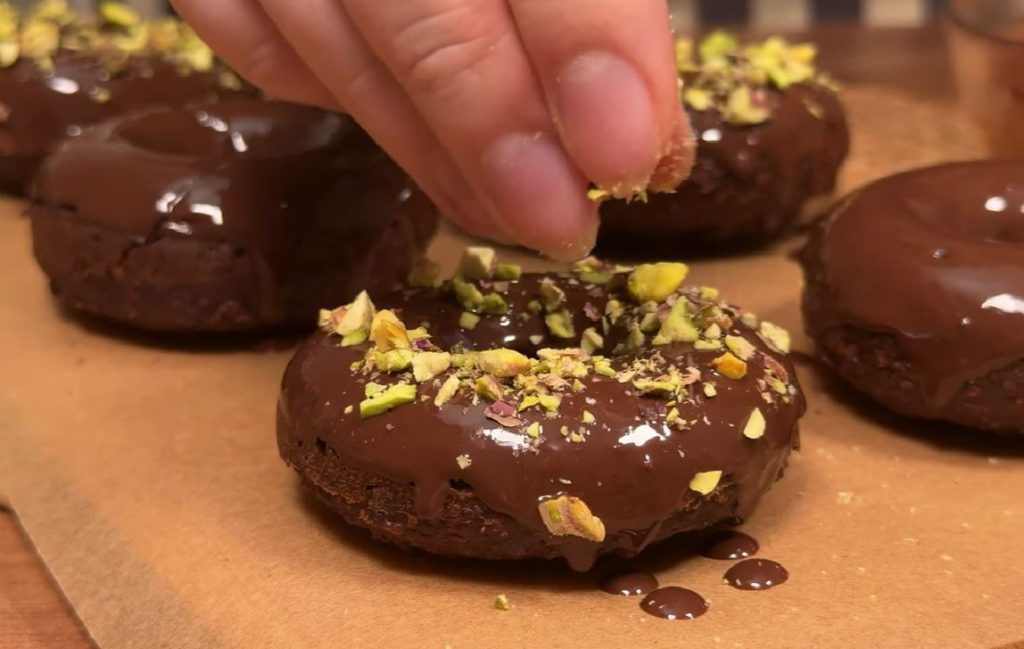 Senza usare farina, burro e zucchero raffinato, sono pure meglio: ho fatto un figurone con queste ciambelline al cioccolato!